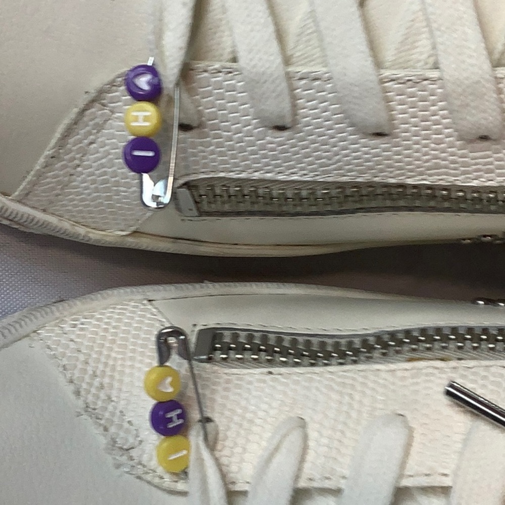 (Hi) safety pin shoe accessory